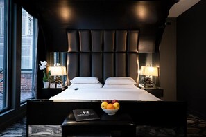 เพนท์เฮาส์, วิวเมือง (Duplex) | ผ้าปูที่นอน Frette จากอิตาลี, เครื่องนอนระดับพรีเมียม, ผ้านวมขนเป็ด