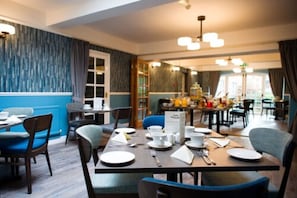 Déjeuner, dîner et souper servis sur place