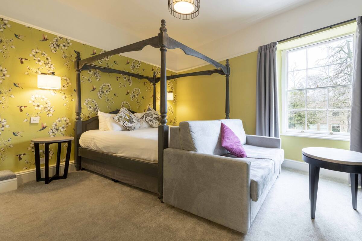 Suite Khas, 1 Tempat Tidur King dengan tempat tidur Sofa | Meja kerja, ruang kerja ramah laptop, dan setrika/meja setrika