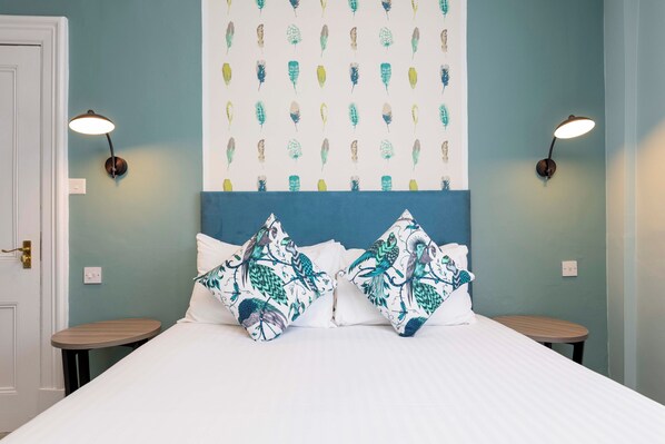 Schreibtisch, laptopgeeigneter Arbeitsplatz, Bügeleisen/Bügelbrett