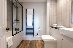 Familienzimmer, 1 Schlafzimmer | Badezimmer | Regendusche, kostenlose Toilettenartikel, Haartrockner, Handtücher