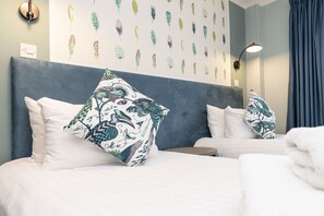 Superior-Zweibettzimmer, 2 Einzelbetten | Schreibtisch, laptopgeeigneter Arbeitsplatz, Bügeleisen/Bügelbrett