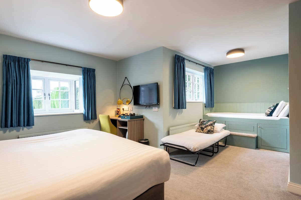 Family Room, 1 Bedroom | Desk, laptop workspace, iron/ironing board, free WiFi