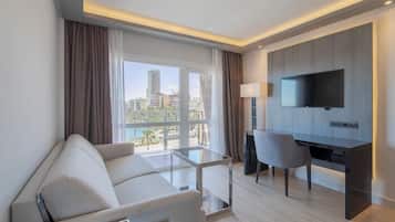 Suite Junior (Executive) | Seprai premium, minibar, brankas, dan meja kerja