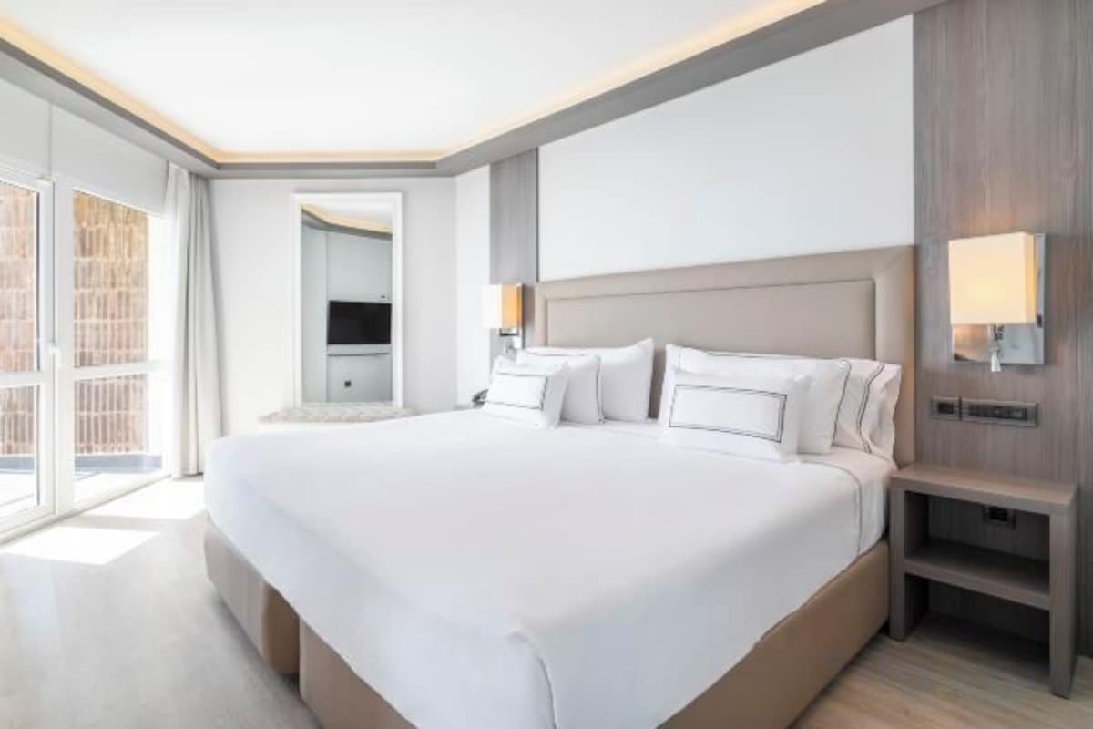 Roupas de cama premium, frigobar, cofres nos quartos, escrivaninha