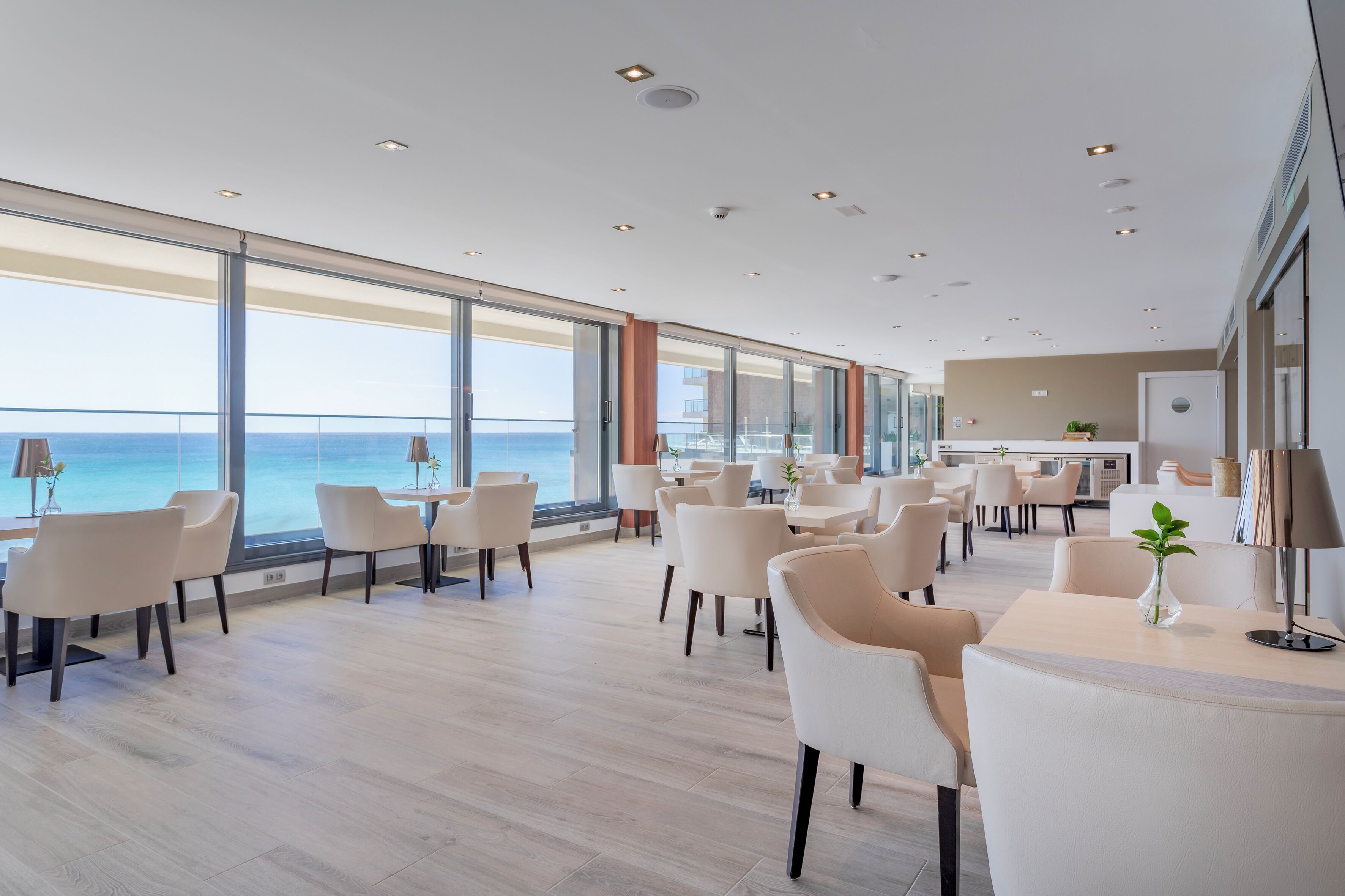 Junior suite | Luxe beddengoed, een minibar, een kluis op de kamer