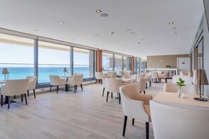 The Level Premium Junior Suite Sea View Adults Only | 高級寢具、迷你吧、房內夾萬、獨特設計