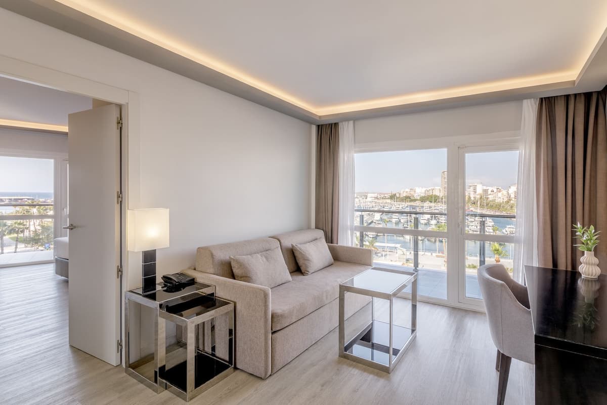Ropa de cama de alta calidad, minibar, caja fuerte y escritorio