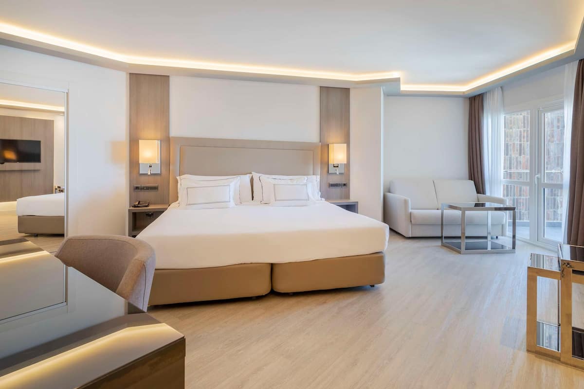 Premium bedding, minibar, in-room safe, desk