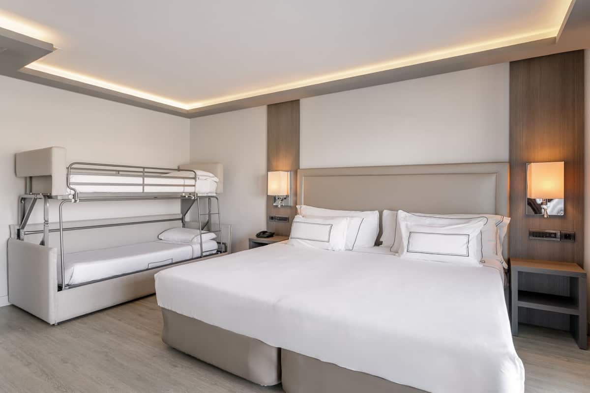 Ropa de cama de alta calidad, minibar, caja fuerte y escritorio