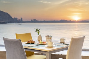 Mittagessen, Abendessen, mediterrane Küche, Blick aufs Meer