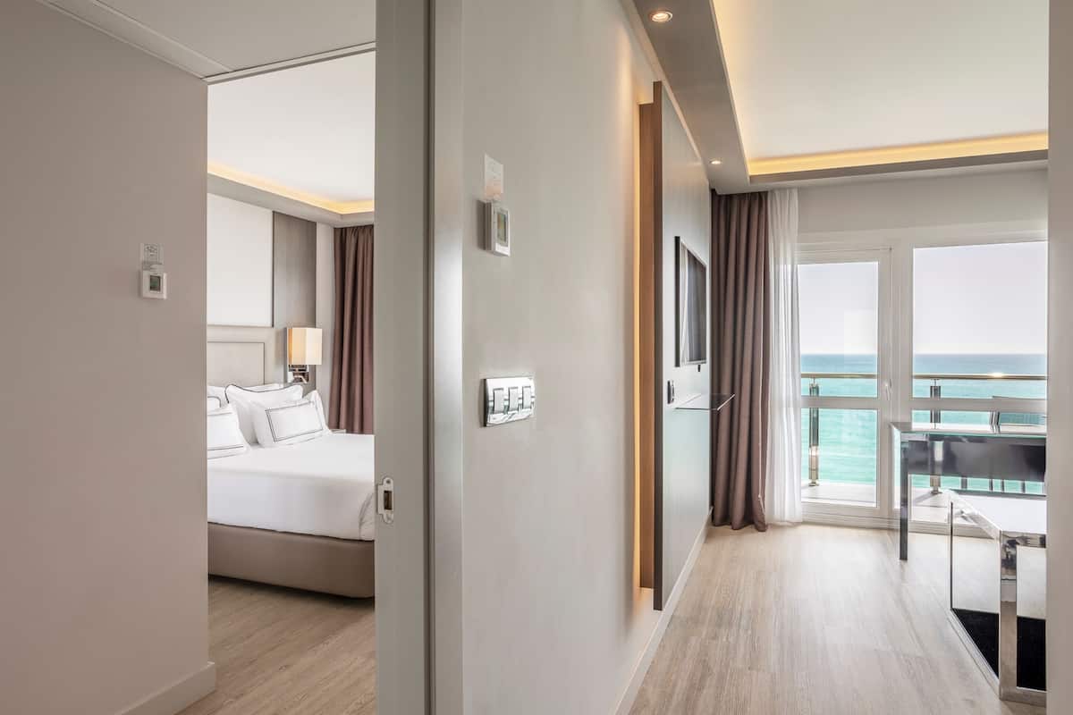 Executive Junior Suite Sea View | Minibar, in-room safe, individually decorated, individually furnished