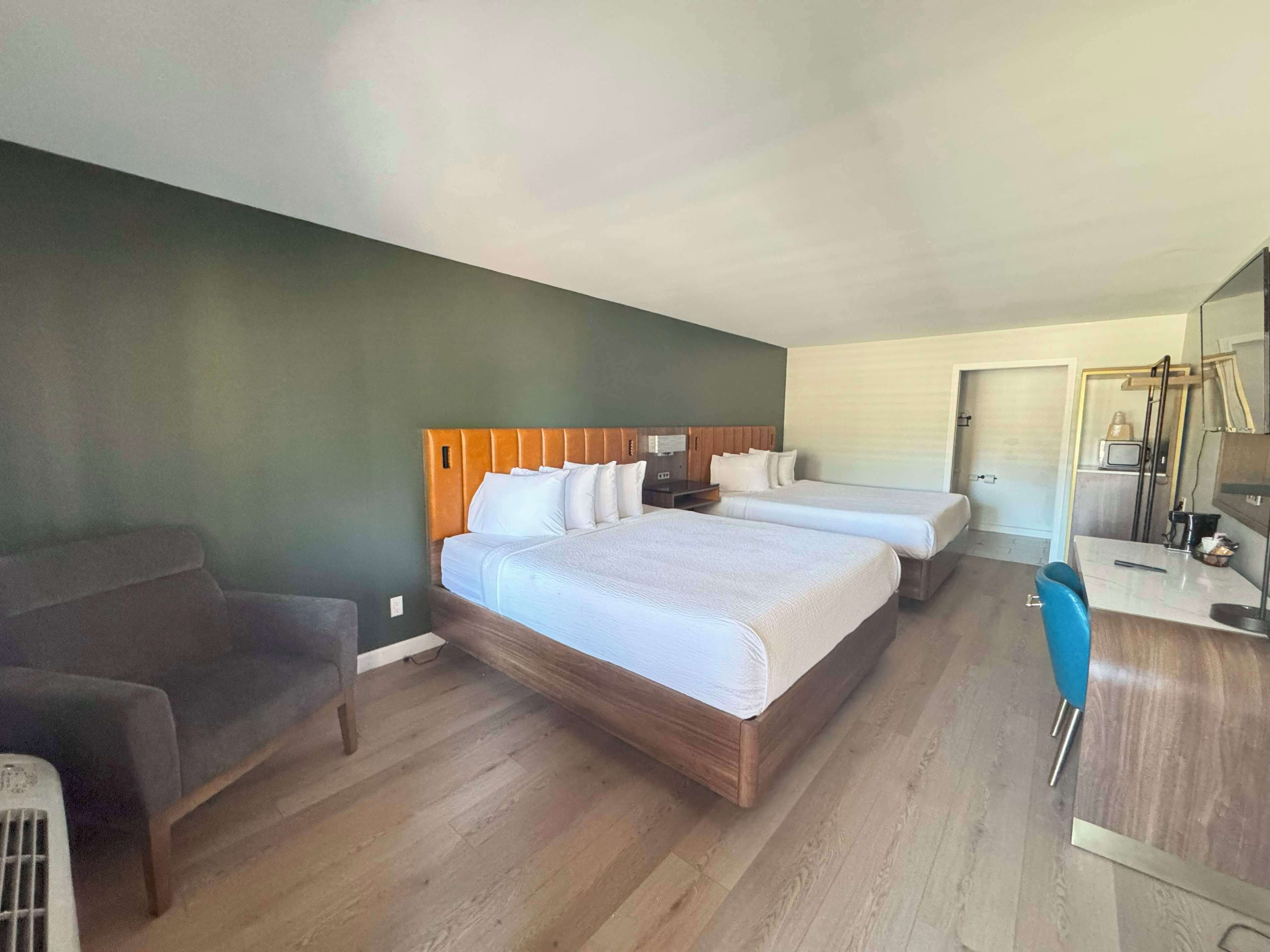 Chambre Standard, plusieurs lits, non-fumeur, réfrigérateur et four à micro-ondes (Shower Only)