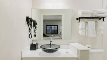 Standard Room, 1 King Bed, Non Smoking, Refrigerator & Microwave | Bathroom | Shower, free toiletries, hair dryer, towels