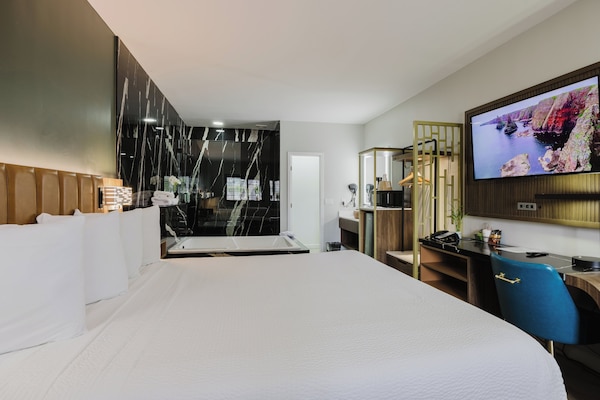 Standard Room, 1 King Bed, Non Smoking, Jetted Tub (Walk-in Shower) | Desk, laptop workspace, WiFi (free), bed sheets