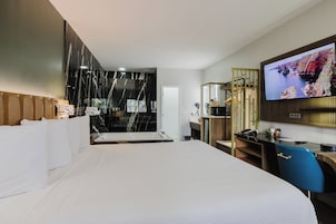 Standard Room, 1 King Bed, Non Smoking, Jetted Tub (Walk-in Shower) | Desk, laptop workspace, free WiFi, bed sheets