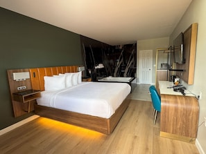 Standard Room, 1 King Bed, Non Smoking, Jetted Tub (Walk-in Shower) | Free WiFi, bed sheets