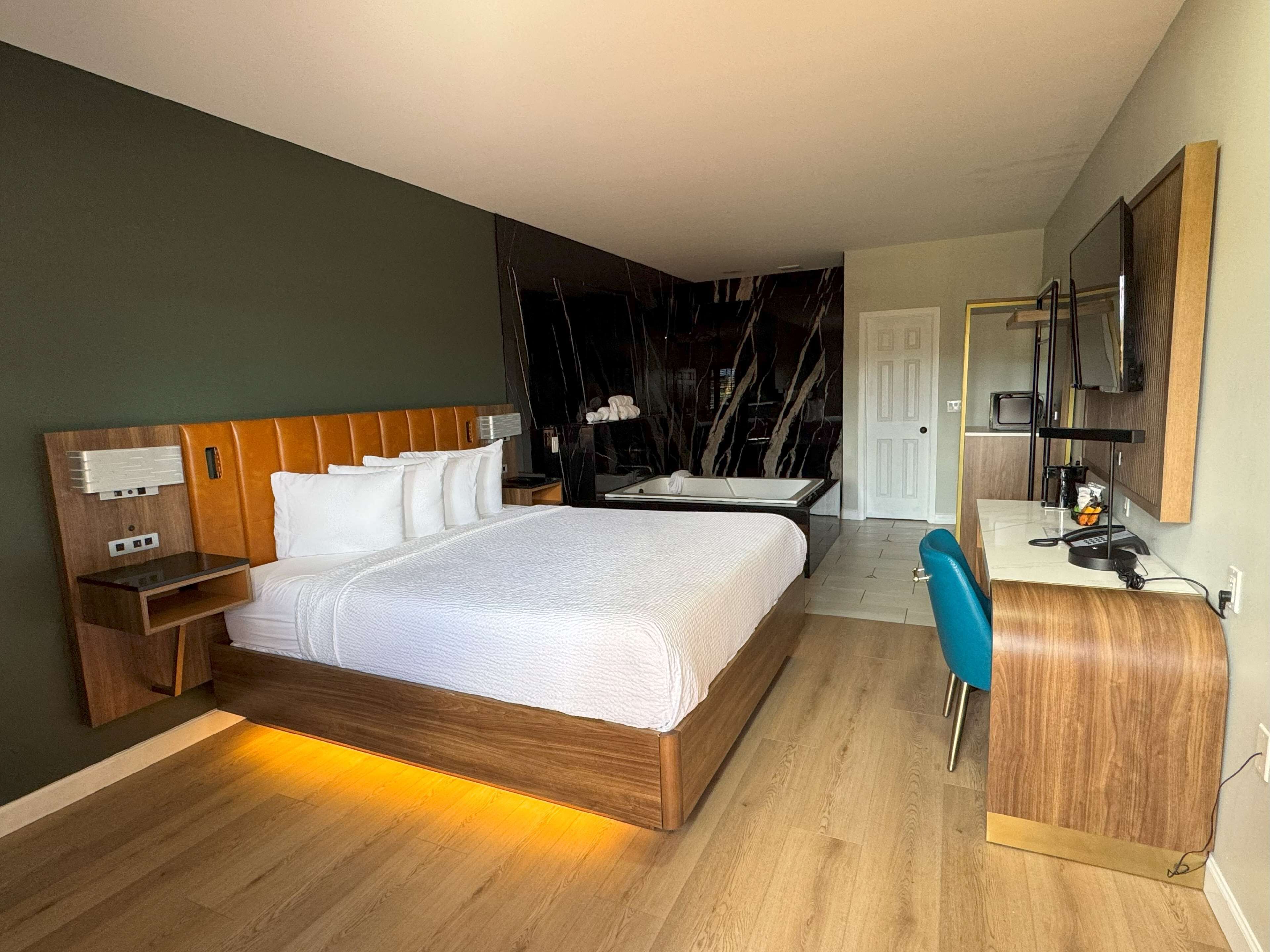 Chambre Standard, 1 très grand lit, non-fumeur, bain à remous (Walk-in Shower)