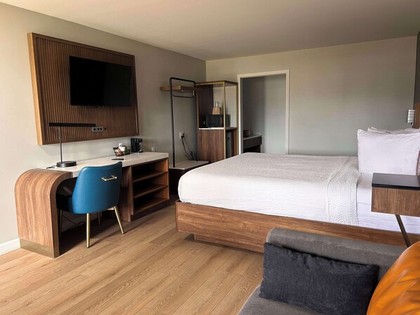 Standard Room, 1 King Bed, Non Smoking, Refrigerator & Microwave (Shower Only;with Sofabed)