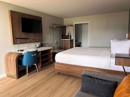 Escritorio, espacio para trabajar con laptop y wifi gratis