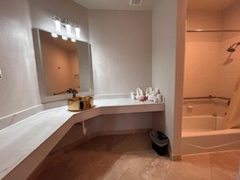 Ducha, artículos de tocador gratuitos, secador de pelo, toallas