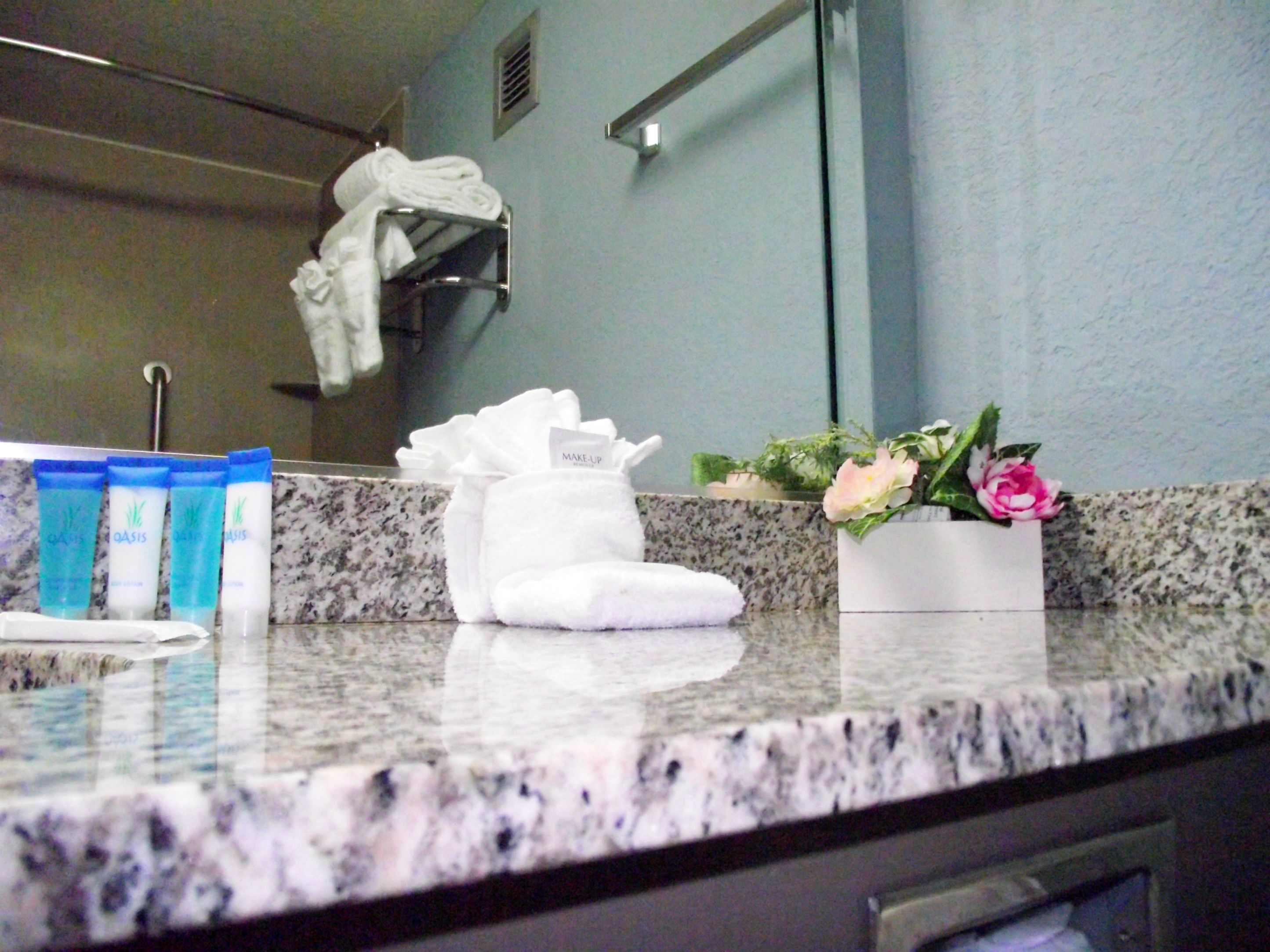 combined shower/bathtub, eco-friendly toiletries, hair dryer, towels