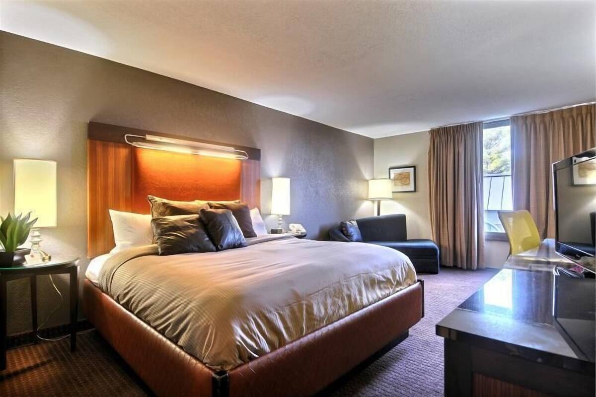 1 bedroom, desk, laptop workspace, blackout curtains