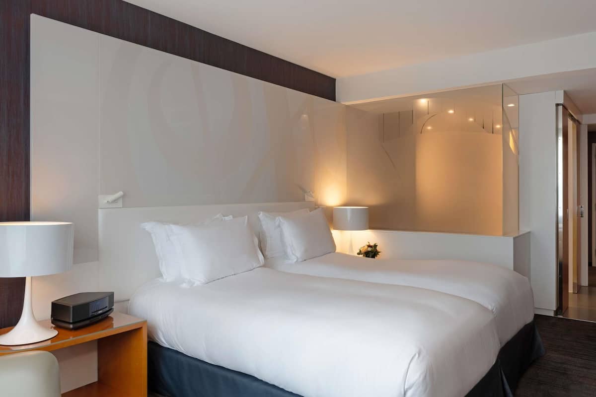 Ropa de cama de alta calidad, camas Select Comfort y minibar
