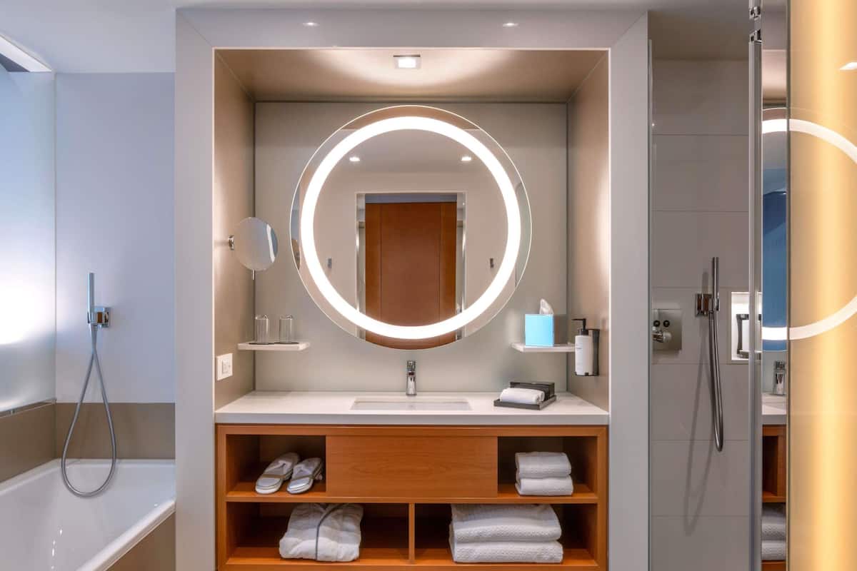 Baignoire et douche séparées, articles de toilette griffés