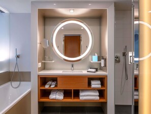 Bồn tắm và buồng tắm vòi sen riêng, đồ dùng nhà tắm được thiết kế riêng 
