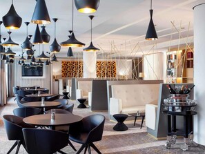 Phục vụ bữa trưa, bữa tối và happy hour 