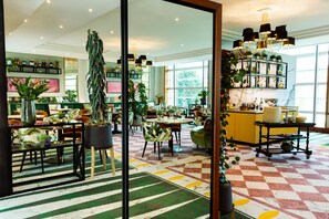 2 restaurants, breakfast, lunch, dinner served; Italian cuisine 