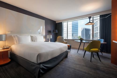 Premium Room, 1 King Bed | Premium bedding, Select Comfort beds, minibar, in-room safe