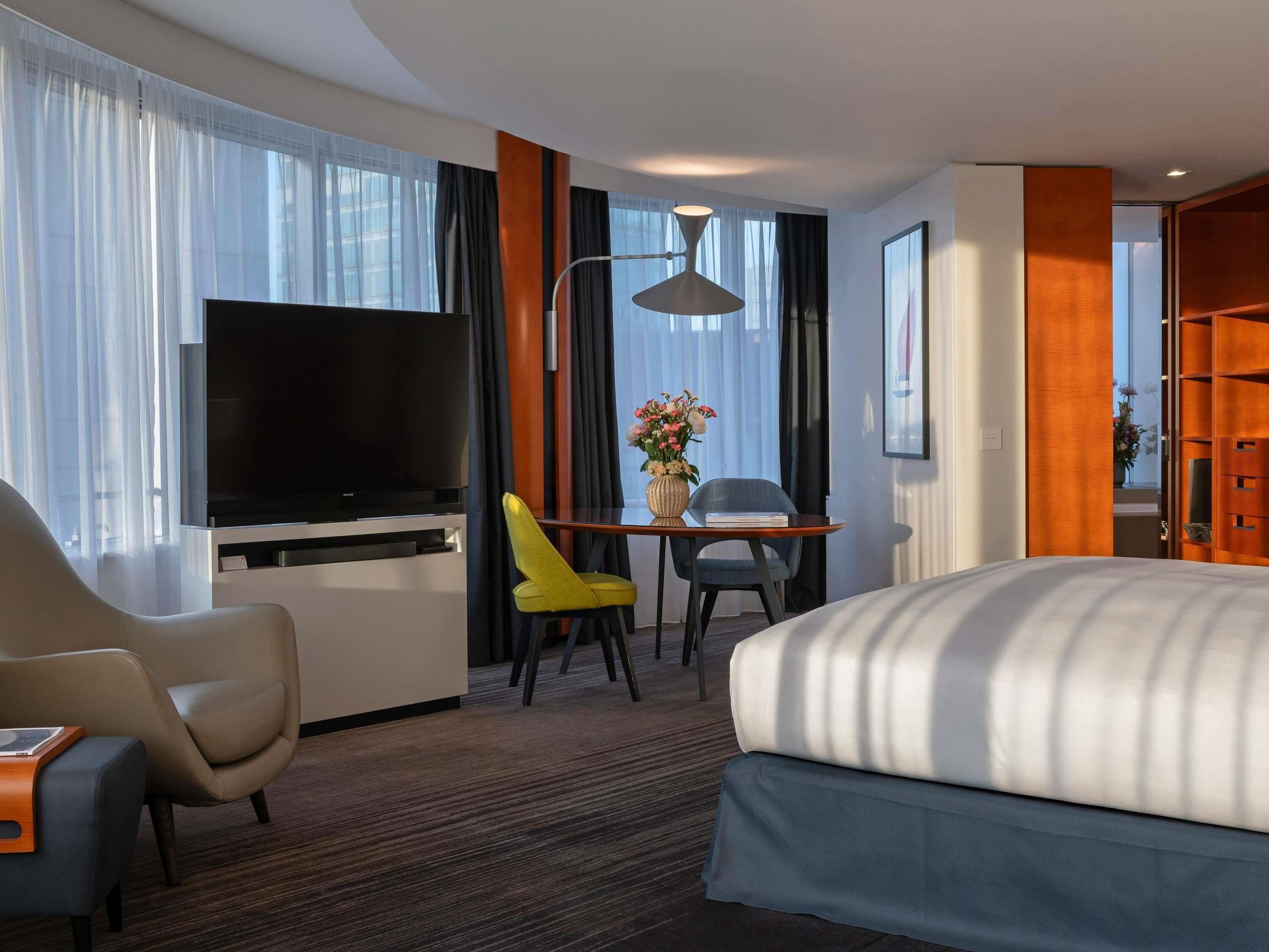 Junior Suite, 1 King Bed (Large Work Space) | Premium bedding, Select Comfort beds, minibar, in-room safe