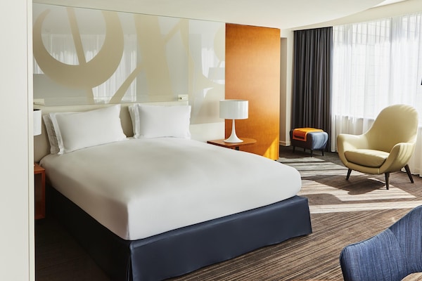 Suite Junior, 1 très grand lit (Large Work Space) | Literie de qualité supérieure, matelas Select Comfort, minibar