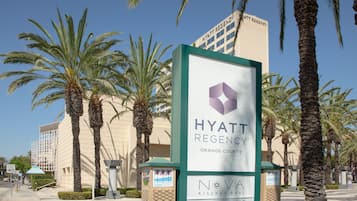 Señal del Hyatt Regency Orange County con NOVA Kitchen & Bar y Starbucks Coffee.