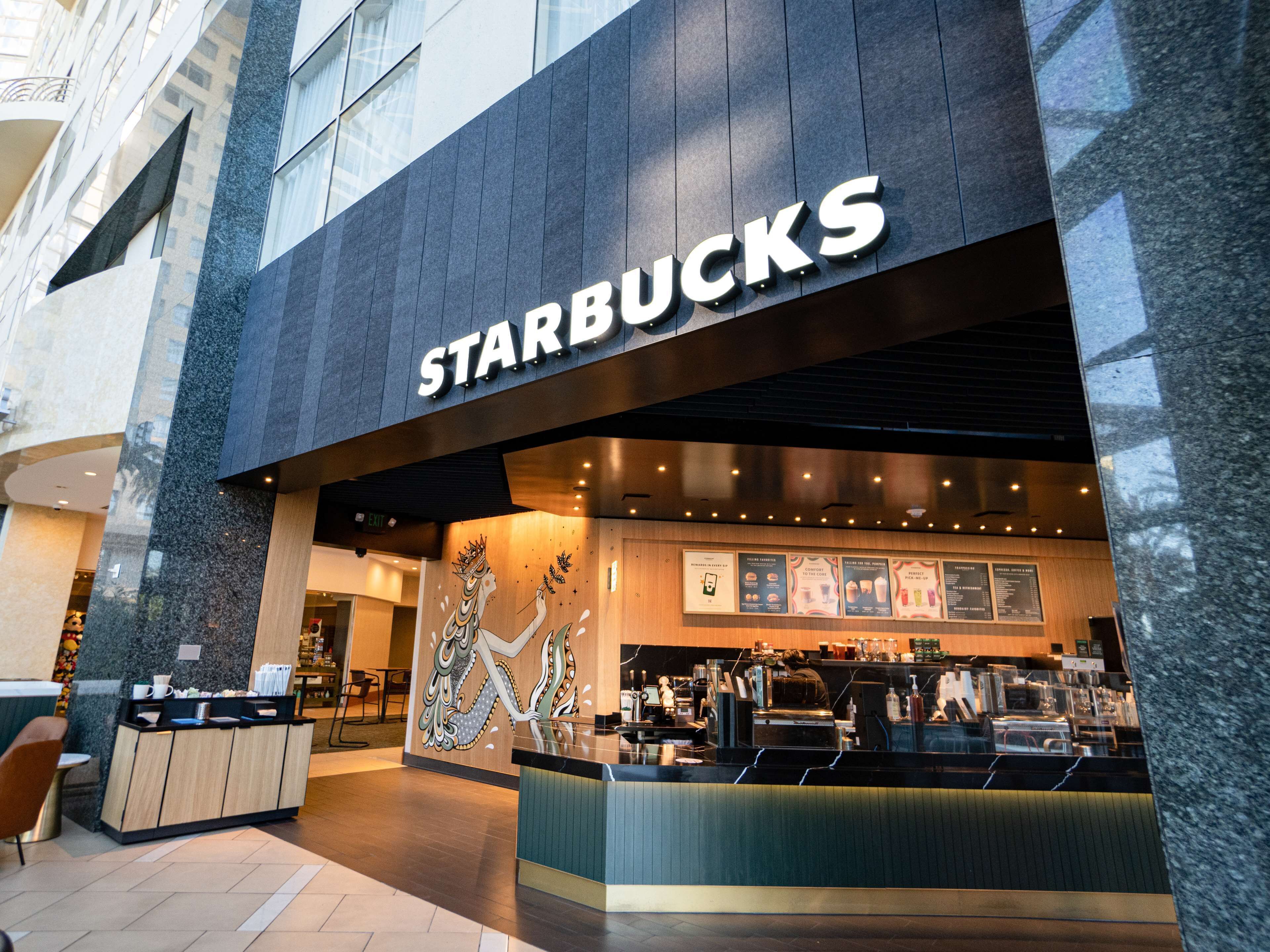 2 restaurants, breakfast, dinner served; american cuisine