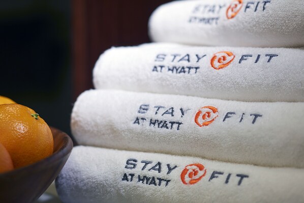 Una pila de toallas con el bordado 'STAY @ FIT'.