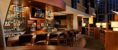 2 piscinas externas, funciona das 6h às 22h, guarda-sóis