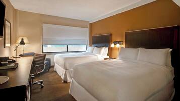 Huone, 2 keskisuurta parisänkyä | 1 makuuhuone, untuvapeitot, tallelokero huoneessa, työpöytä