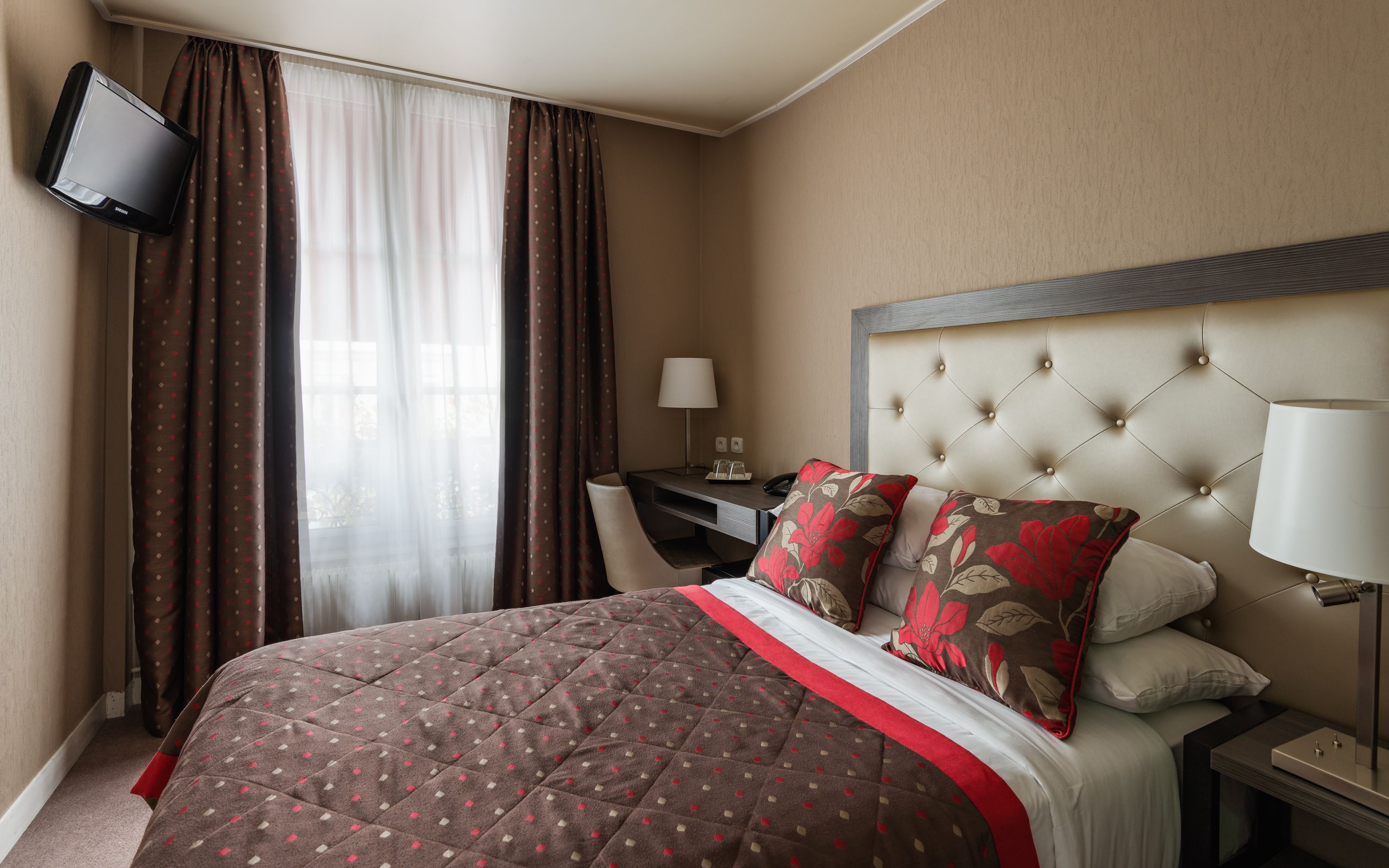 premium bedding, minibar, individually decorated, desk