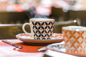 Café da manhã com buffet todos os dias (EUR 12 por pessoa) 