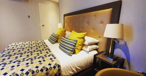 Ropa de cama de alta calidad, minibar y decoración personalizada