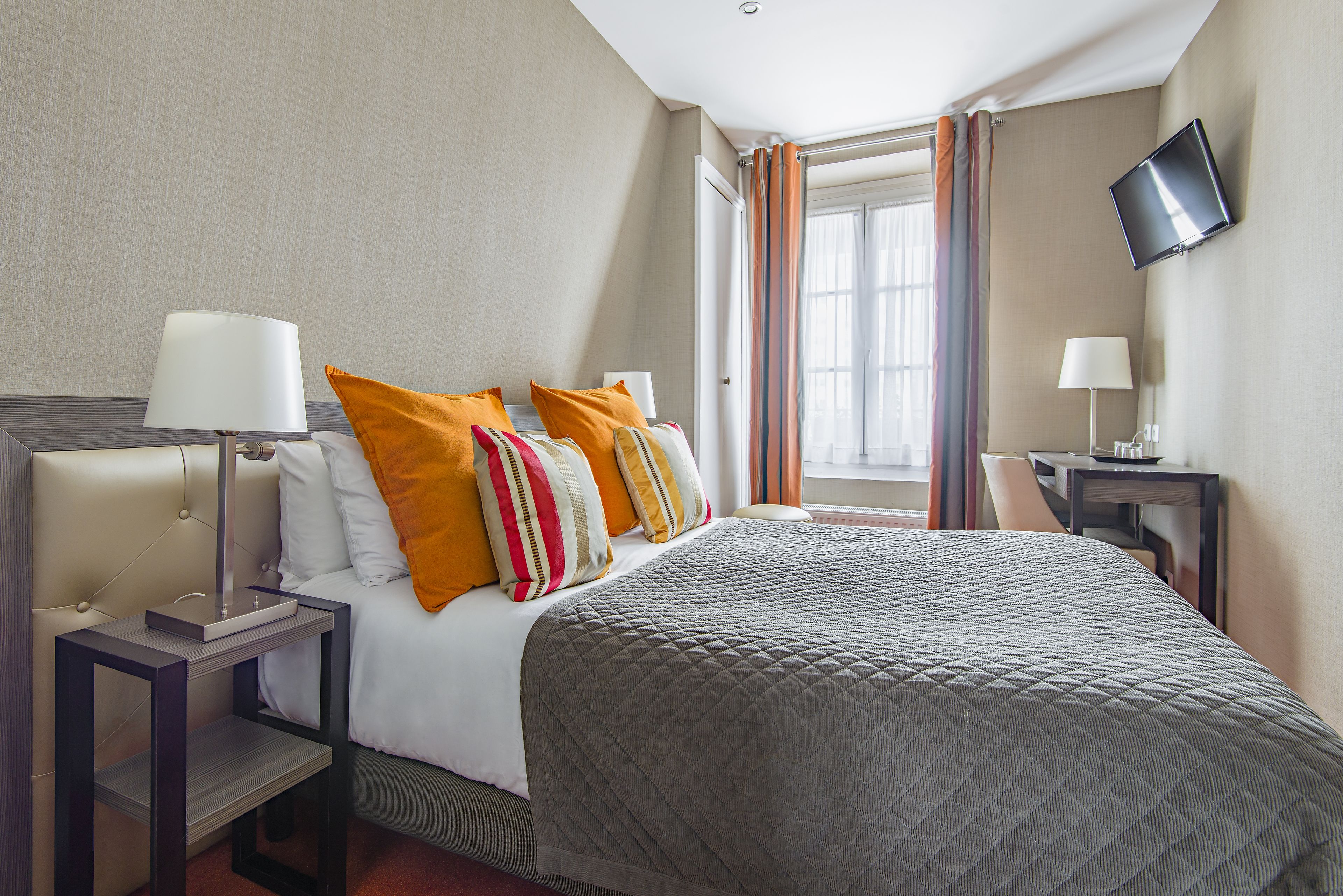 premium bedding, minibar, individually decorated, desk