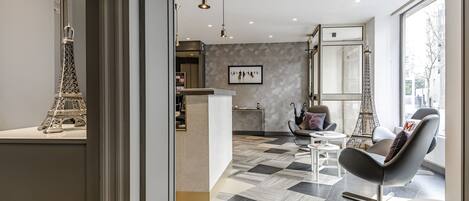 Lobby-lounge