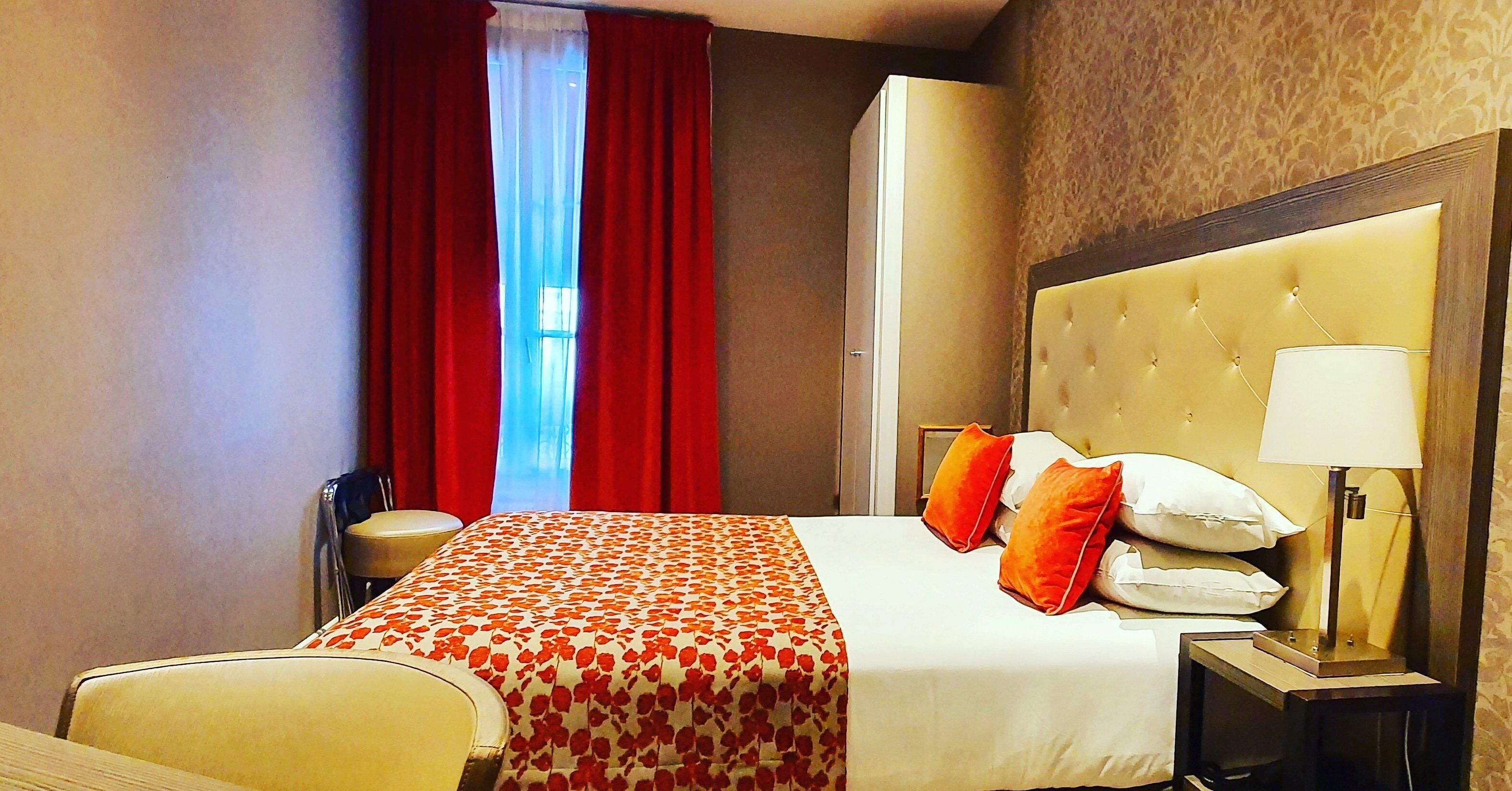 premium bedding, minibar, individually decorated, desk