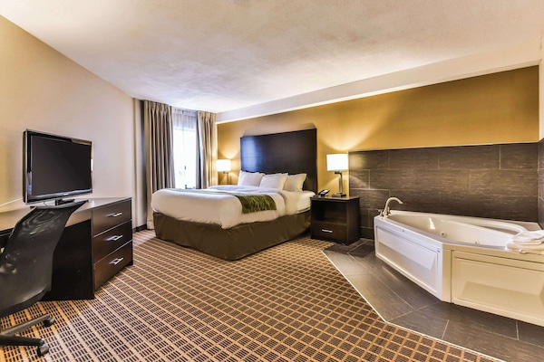 Desk, blackout drapes, iron/ironing board, free WiFi