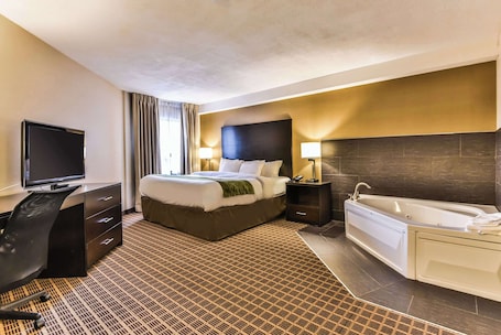 Escritorio, cortinas blackout y tabla de planchar con plancha