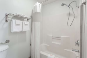 Ensemble baignoire-douche, articles de toilette (gratuits)