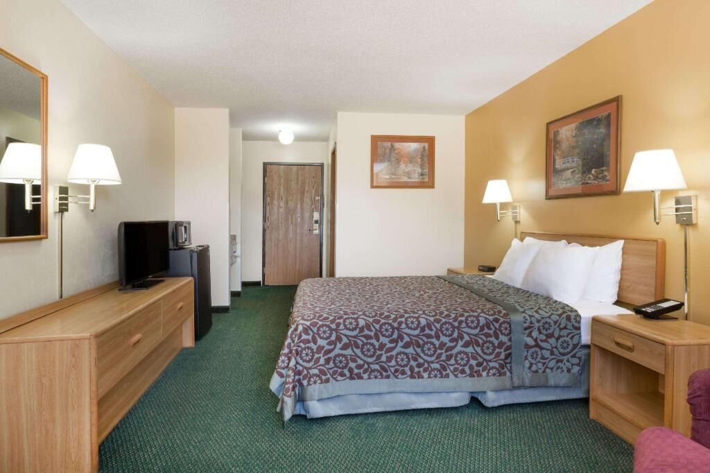 Desk, iron/ironing board, free cribs/infant beds, free WiFi